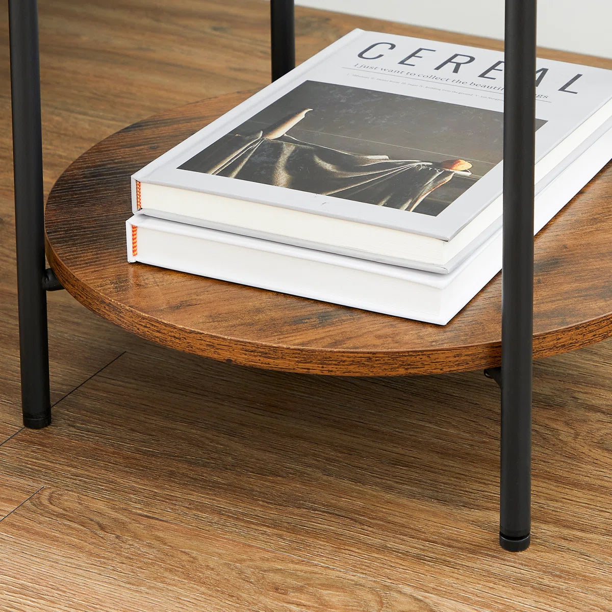 Rundt sidebord i metal med bakke-top