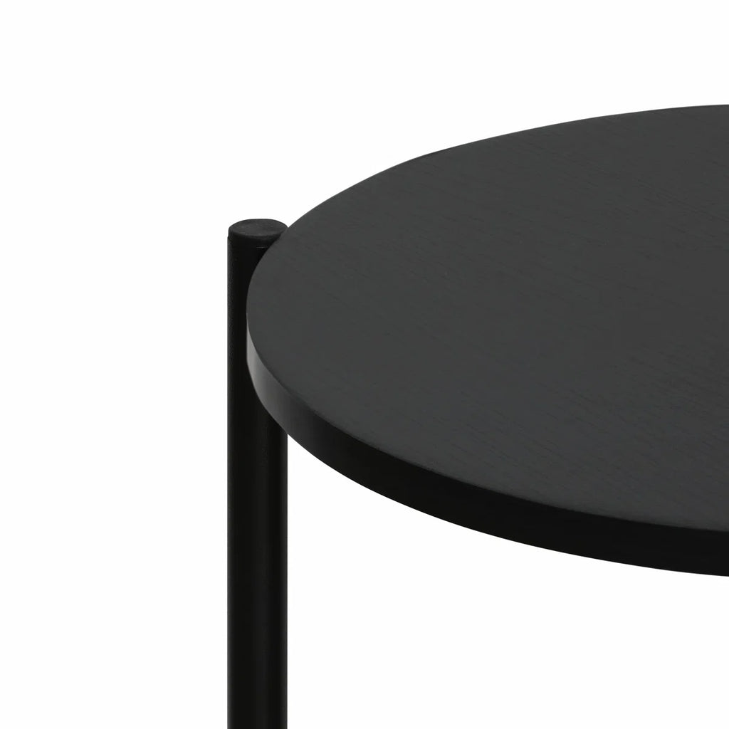 Højt rundt sidebord i metal med to hylder