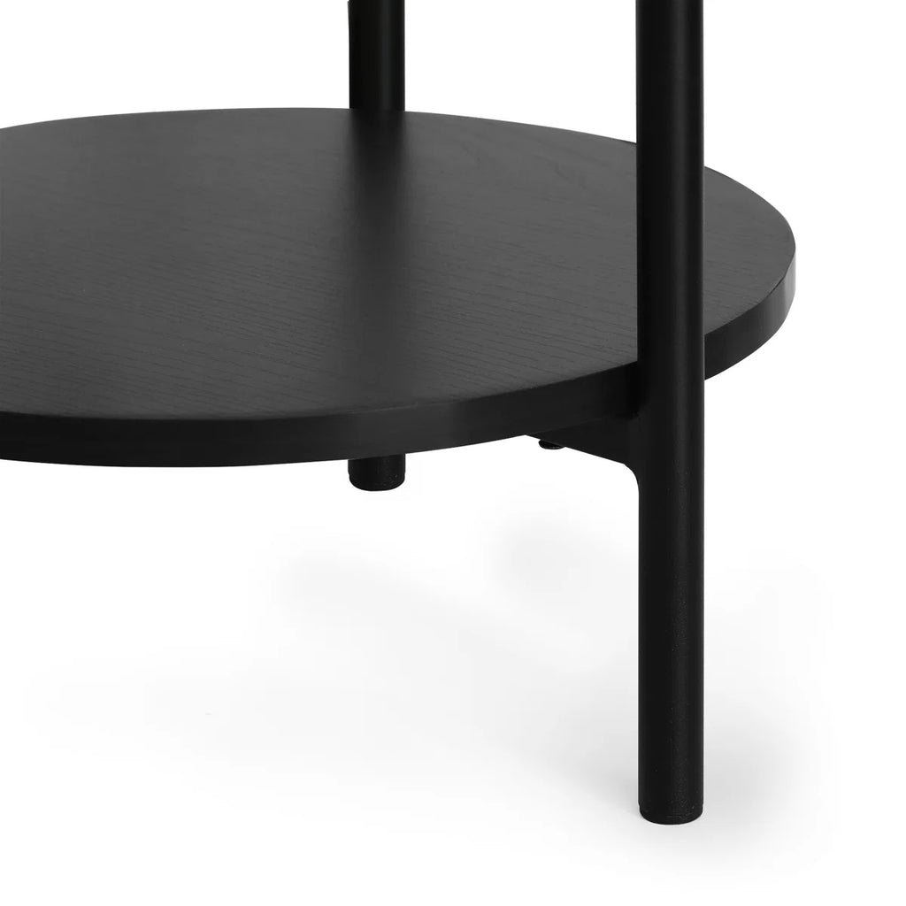 Højt rundt sidebord i metal med to hylder
